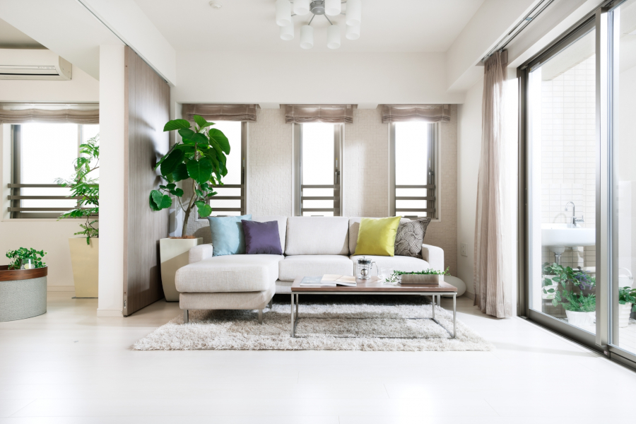 カラフルなクッションを置いたソファのあるリビング