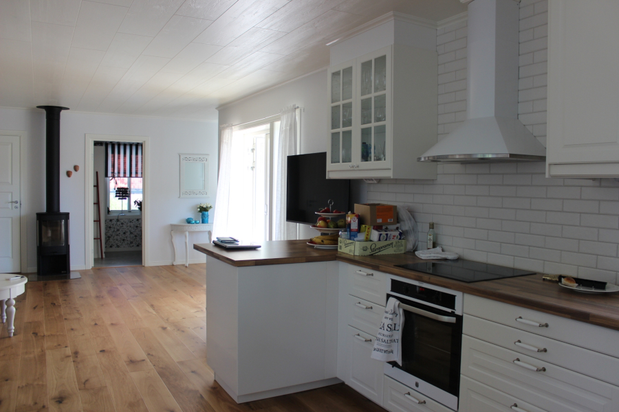 薪ストーブのある白基調のLDK