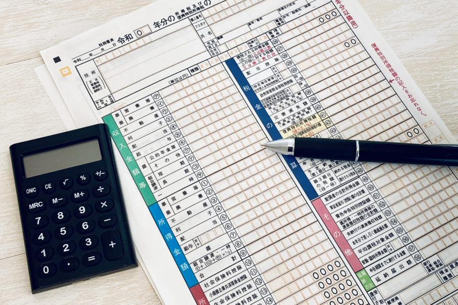 確定申告書の書類とボールペン、電卓