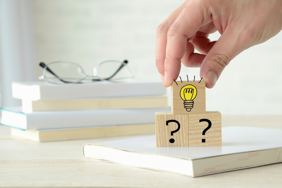 はてなと電球が書かれた積み木