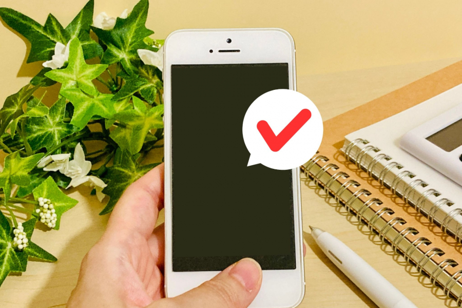 スマホ画面とチェックマーク